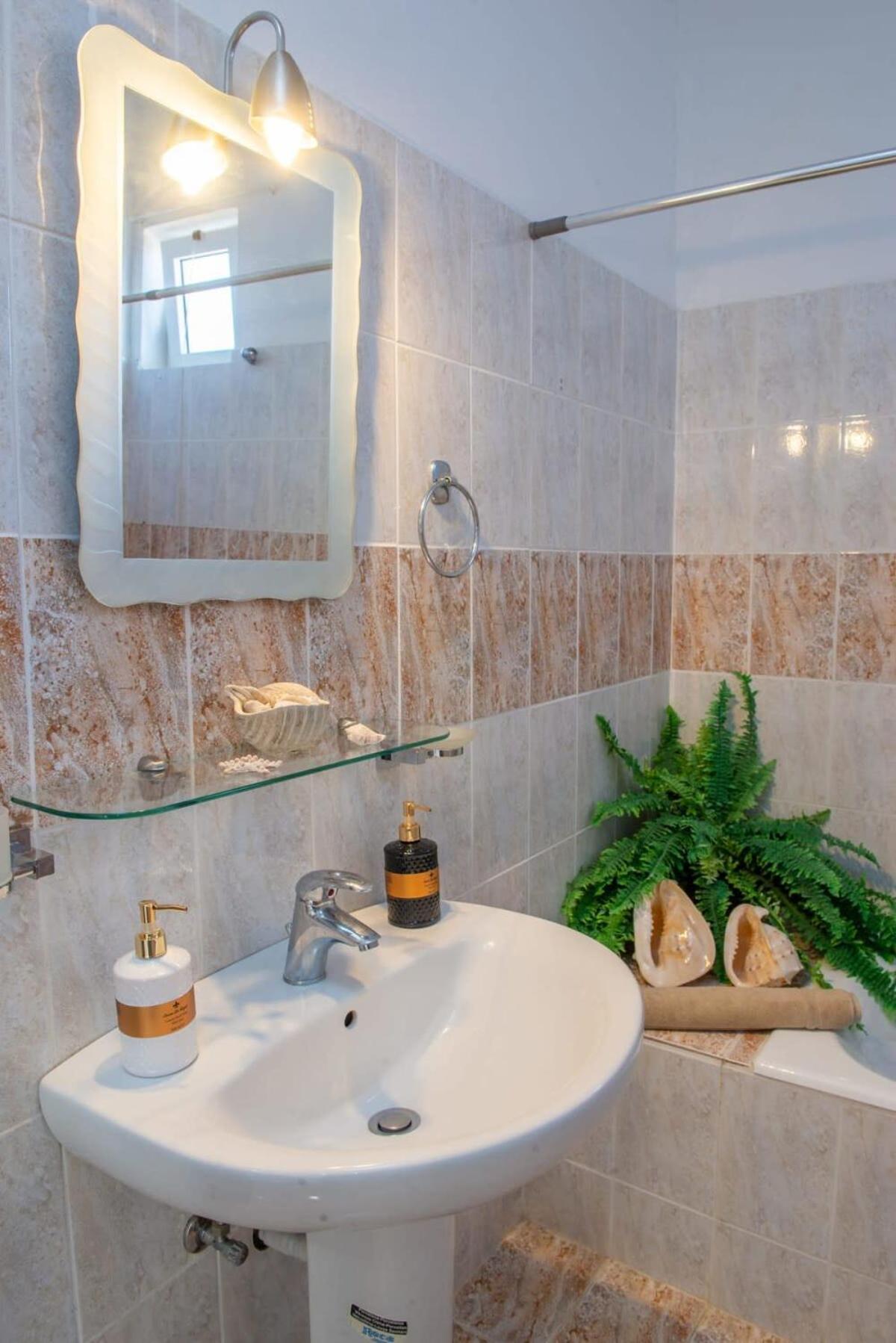Atlantic Cave Haven-seaside, Fully Equipped Leilighet Kolýmbia